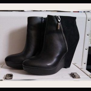 Carlos Santana black leather & suede ankle boot!